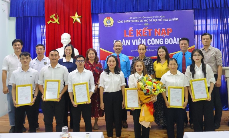 Thiết thực chào mừng Kỷ niệm 97 năm ngày Thành lập Công đoàn Việt Nam (28/7/1929 – 28/7/2026), Công đoàn Trường Đại học Thể dục thể thao Đà Nẵng tổ chức lễ kết nạp 07 đoàn viên Công đoàn mới.